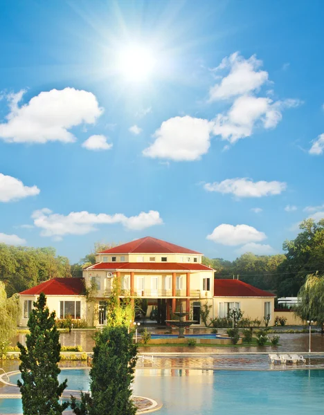 Великий літній будинок з басейном — стокове фото