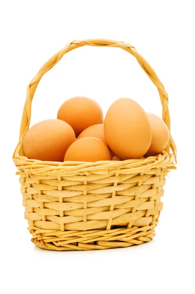 Cesta cheia de ovos isolados — Fotografia de Stock