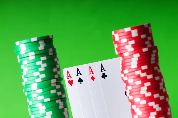 Casino chips en vier Azen — Stockfoto