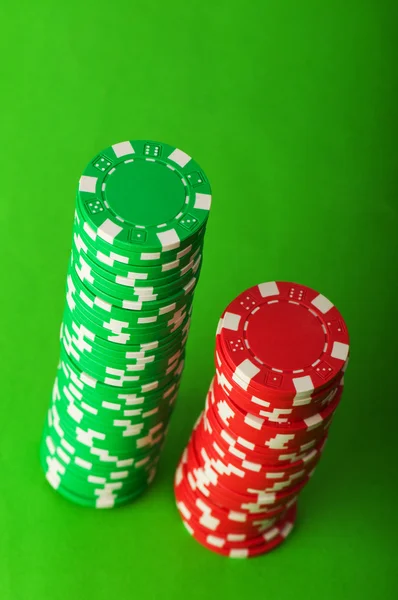 Zásobník kasinové žetony proti zelené — Stock fotografie