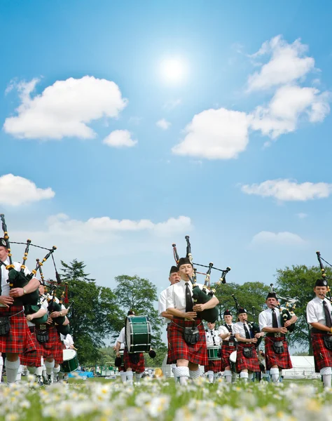 Марширующий шотландский оркестр — стоковое фото