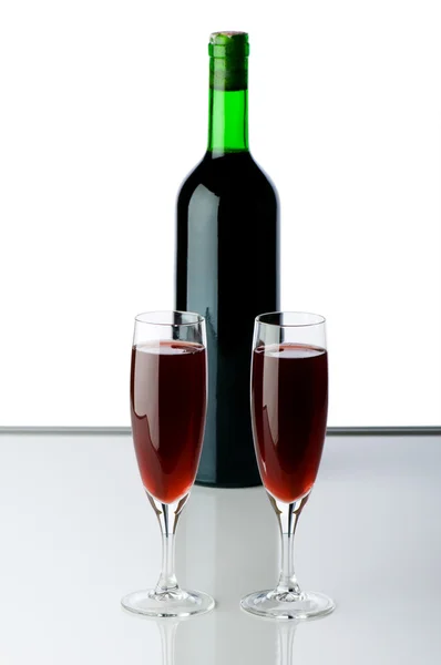 Flaska och vin glasögon — Stockfoto
