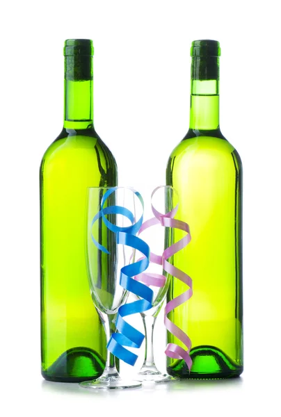 Fles wijn en een glas met streamer — Stockfoto