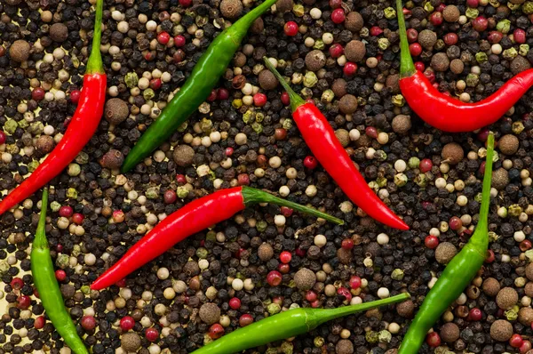 Rode en groene paprika's op peper — Stockfoto