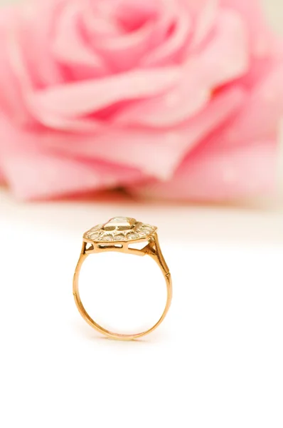 Золотое кольцо и роза — стоковое фото