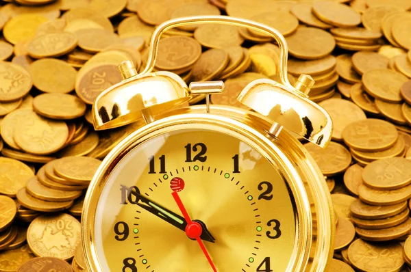 El tiempo es concepto de dinero con reloj —  Fotos de Stock