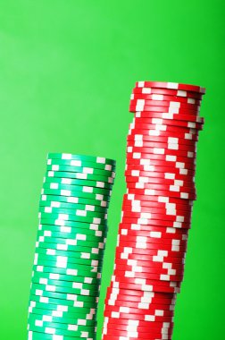 Kırmızı ve yeşil casino fişleri yığını