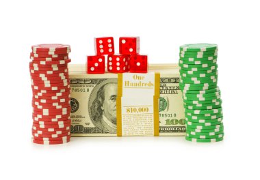 dollar en casino chip stacks op wit