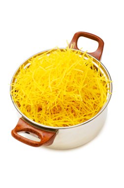 Spagetti pot üzerinde beyaz izole