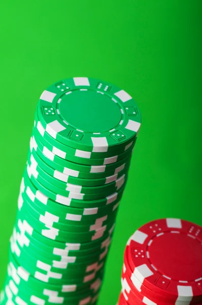 Стек червоних і зелених чіпсів казино — стокове фото