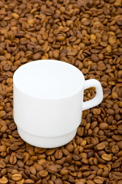 Weiße Tasse und Hintergrund des Kaffees — Stockfoto