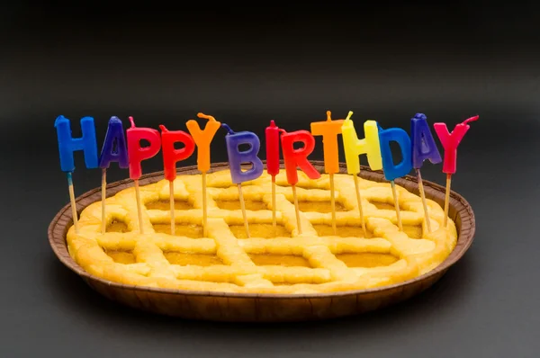 Velas de aniversário feliz na torta — Fotografia de Stock