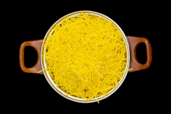 Спагетти горшок изолирован на черном — стоковое фото