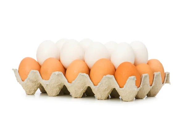 Dużo jaj w karton na białym tle — Zdjęcie stockowe