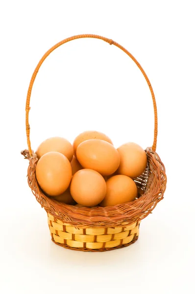 Cesta cheia de ovos isolados — Fotografia de Stock