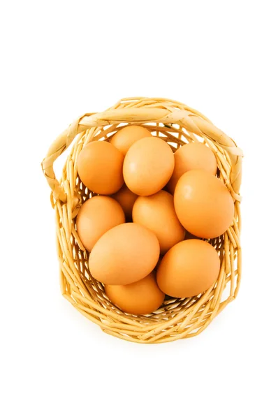 Cesto pieno di uova isolate — Foto Stock