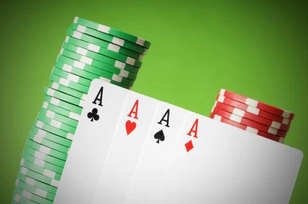 Fichas de casino e quatro ases — Fotografia de Stock