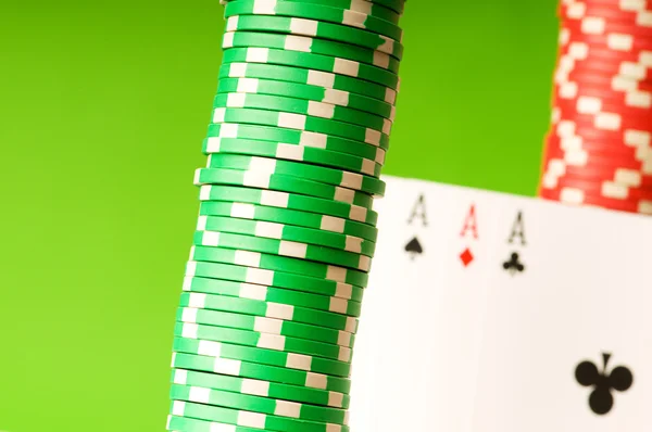 Fichas de casino y cuatro ases —  Fotos de Stock