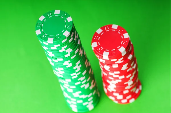 Zásobník kasinové žetony proti zelené — Stock fotografie