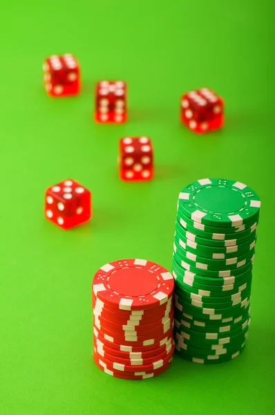 Żetony kasyna i kości przed zielony — Zdjęcie stockowe