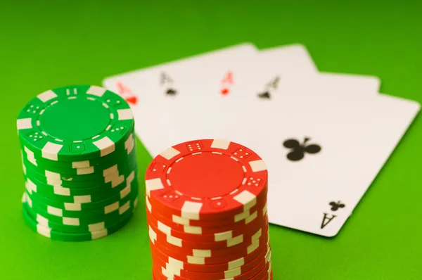 Casino-Chips und vier Asse — Stockfoto