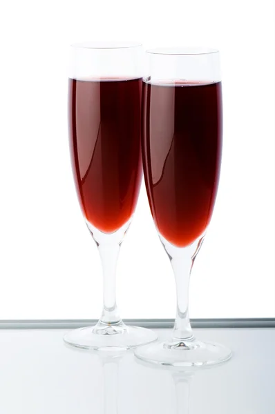 Dois copos de vinho no branco — Fotografia de Stock