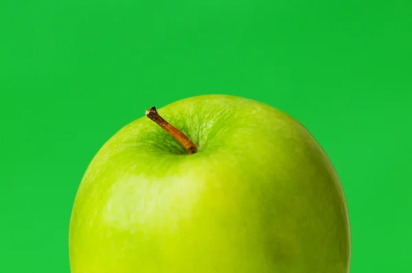 Grönt äpple mot bakgrund — Stockfoto