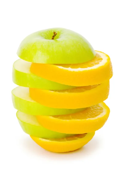 Нарізаний апельсин і яблуко ізольовані — стокове фото