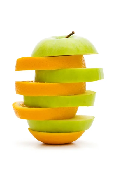 Нарізаний апельсин і яблуко ізольовані — стокове фото