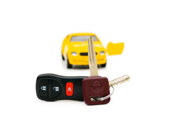 Bilnycklar och bilen i bakgrunden — Stockfoto