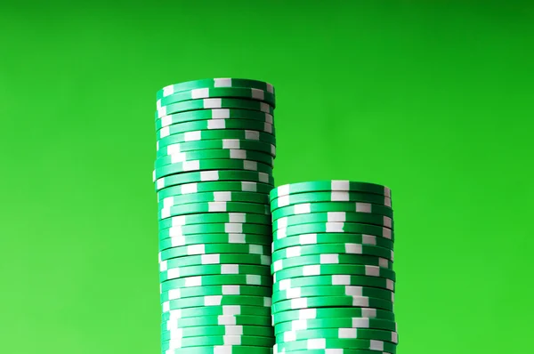 Пачка зеленых фишек казино — стоковое фото