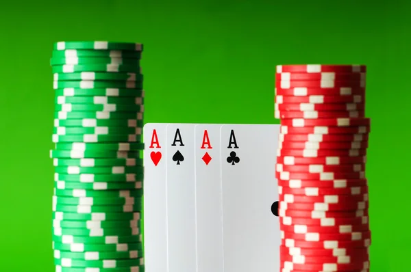 Casino chips en vier Azen — Stockfoto