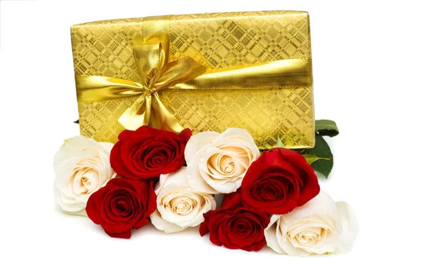 Κουτί δώρου και τριαντάφυλλο απομονωμένο στο λευκό — Φωτογραφία Αρχείου