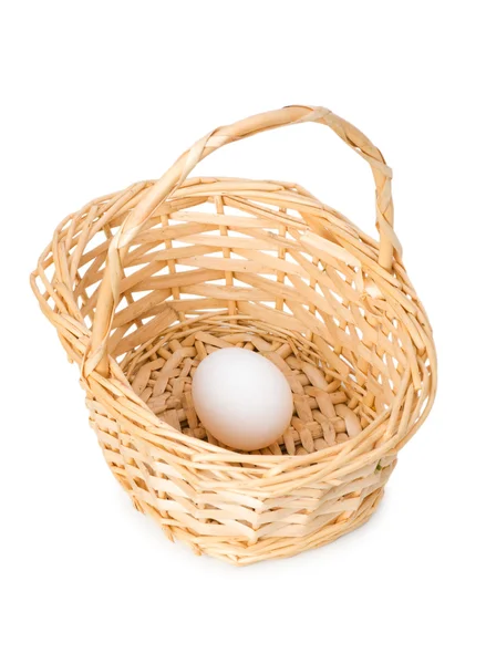孤立した 1 個の卵をバスケット — ストック写真