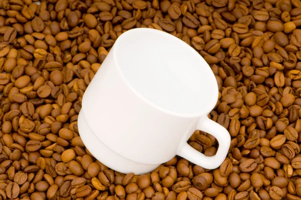 Kubek biały i tło kawy — Zdjęcie stockowe