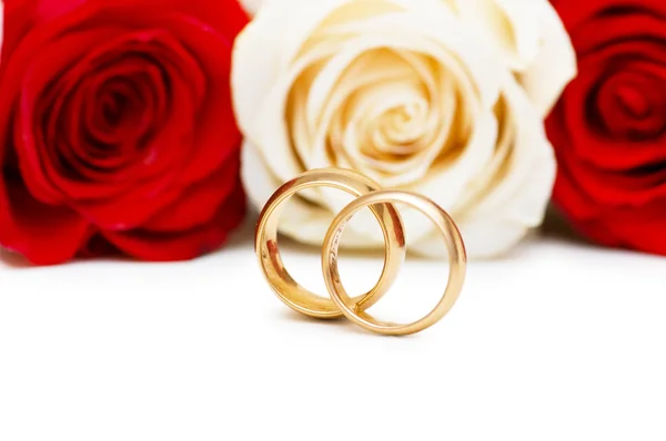 Розы и обручальное кольцо изолированы — стоковое фото