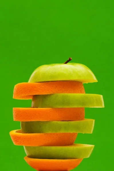 Gesneden sinaasappel en appel geïsoleerd — Stockfoto