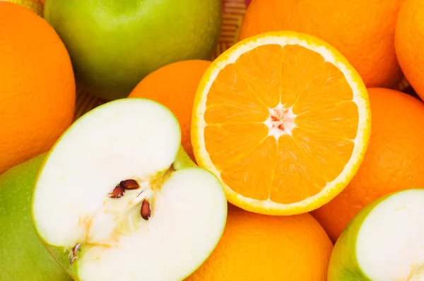 Nahaufnahme von halb geschnittenen Orangen — Stockfoto