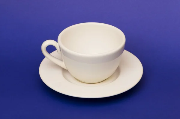Белая чашка изолирована на синем — стоковое фото