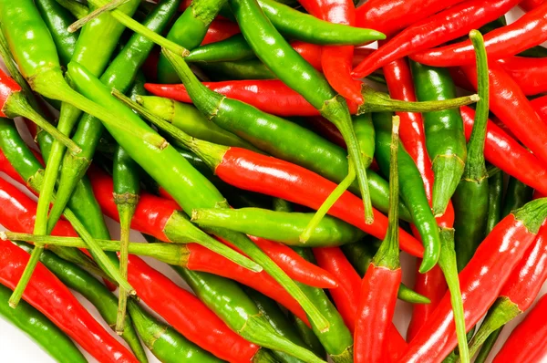 Červené a zelené chilli papričky — Stock fotografie