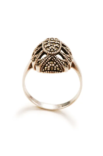 Kıymetli yüzüğün üzerinde beyaz izole — Stok fotoğraf