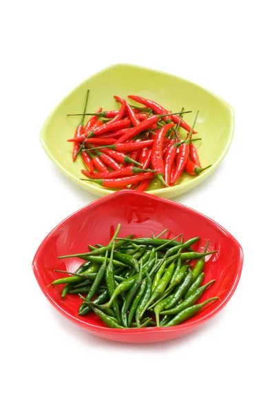 Papriky v talíři izolované na bílém — Stock fotografie