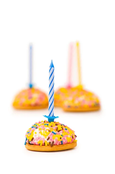 Tasse Kuchen und Kerze isoliert — Stockfoto