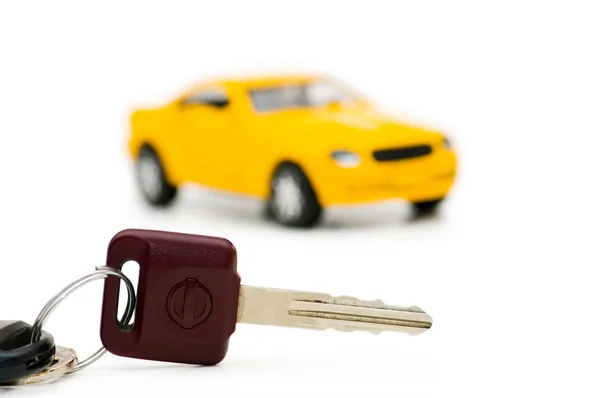 Τα κλειδιά του αυτοκινήτου και το αυτοκίνητο στο υπόβαθρο που έχουν απομονωθεί — Φωτογραφία Αρχείου