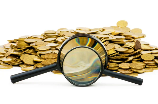 Vergrootglas en munten geïsoleerd — Stockfoto