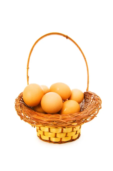 Panier plein d'œufs isolés sur blanc — Photo