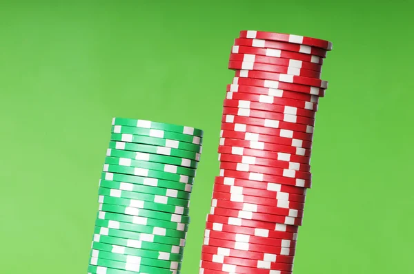 Pila de fichas de casino rojo y verde —  Fotos de Stock