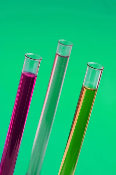 Trzy retorty w laboratorium przed zielony — Zdjęcie stockowe
