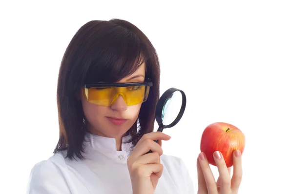 Θηλυκός επιστήμονας κοιτάζοντας το μήλο — Φωτογραφία Αρχείου