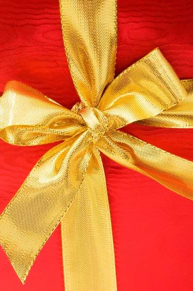 Nahaufnahme von roter Geschenkschachtel mit Schleife — Stockfoto